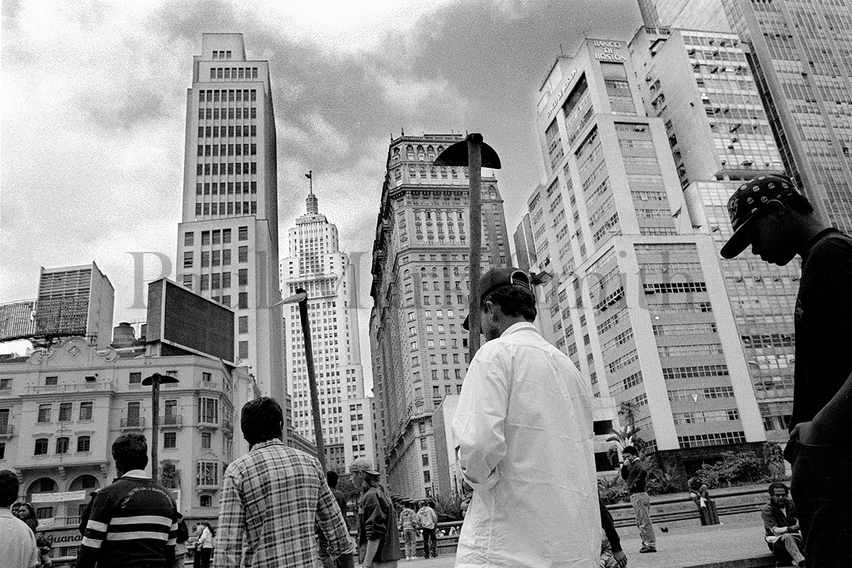 MST marchers with hoes pass through the downtown São Paulo