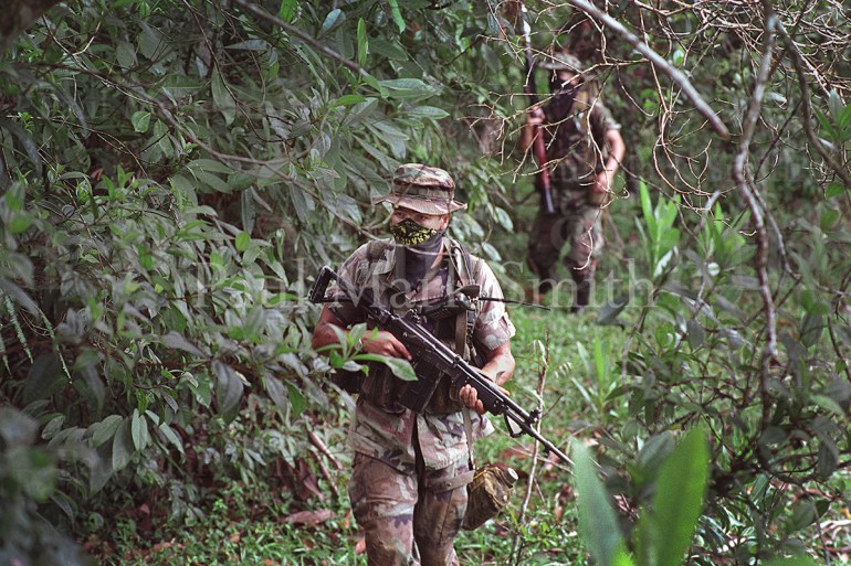 Paramilitaries of the Bloque Metro patrol countryside