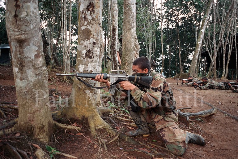 Paramilitaries of the Bloque Metro in their encampment