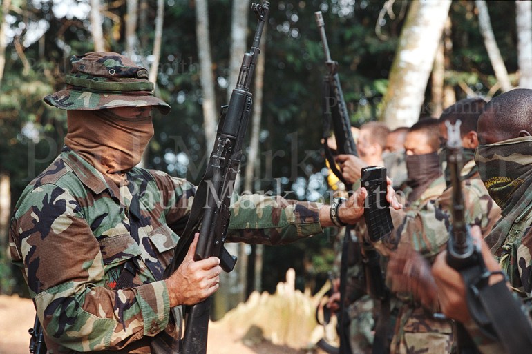 Commander "Doble Cero" and paramilitaries of the Bloque Metro in their encampment