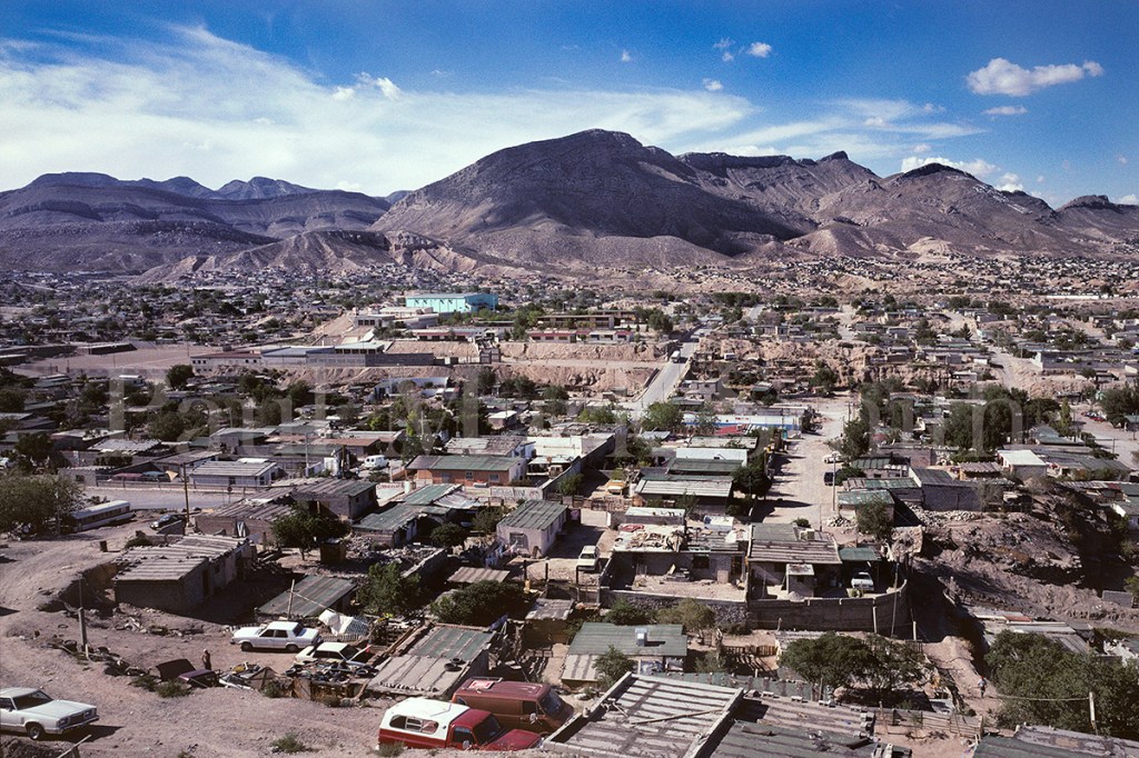 Dry hills and dusty streets in the outer neighbourhoods of Ciudad Juárez Mexico